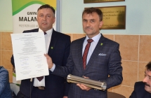 Wójt i przewodniczący prezentuja akt erekcyjny