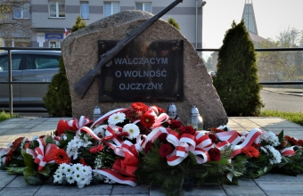 Zlozenie kwiatow pod pomnikiem Walczacym o wolnosc ojczyzny (10)