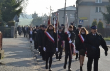Przemarsz uczestnikow uroczystosci 11 listopada