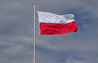 polska flaga powiewajaca na wietrze