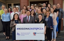 Pracownicy Urzedu Gminy w Malnowie z plansza #Rodzina zastepcza (2)