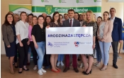 Pracownicy Urzedu Gminy w Malnowie z plansza #Rodzina zastepcza