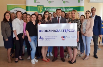 Pracownicy Urzedu Gminy w Malnowie z plansza #Rodzina zastepcza