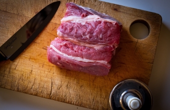 deska z miesem oraz nozem