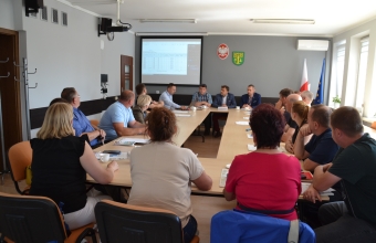 grupa osób siedząca przy stole   