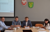 czterry ososby siedzące przy stole 