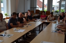 grupa osób siedząca przy stole