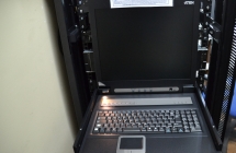 Laptop z otwartym ekranem