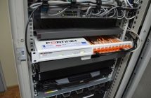 szafa serwerowni z przewodami