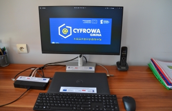 Biurko z komputerm i ekranem