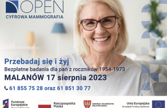 kobieta w okularach i jasnych wlosach, informacja o badaniach mammograficznych
