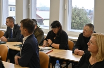 grupa osób przy stołach
