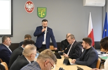 grupa osób w tle osoba z mikrofonem
