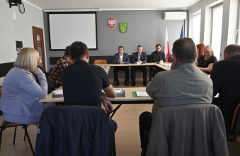 grupa osób siedzaca przy stole