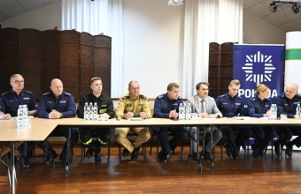 grupa osób siedząca przy stole prezydialnym