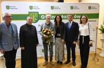 grupa osób pozujaca do zdjęcia