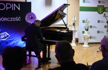 pianista przy fortepianie