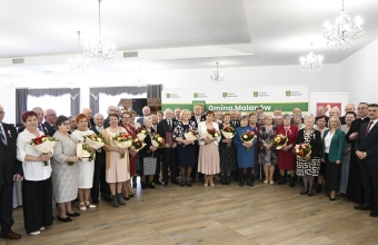 Stojąca Grupa osób na sali