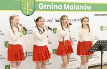 cztery śpiewające dziewczyny w czerwonych spódniczkach