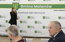 śpiewająca dziewczyna w czarnym stroju