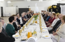 ludzie siedzący przy stołach