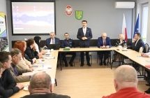 grupa osob mezczyzn i kobiet siedzacych przy stole