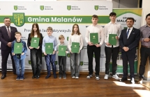 grupa osób pozuje do zdjęcia