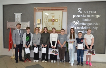 grupa stojacych osob