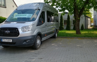 autobus w tle drzewo