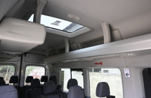 sufit z szyberdachem w autobusie