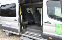 autobus z otwartymi drzwiami