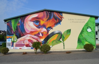 „Kolorowy mural przedstawiajacy dziecko z lupa przygladajace sie przyrodzie – symbol ciekawosci i troski o srodowisko.