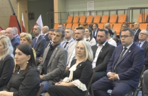 grupa siedzacych osob