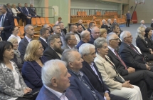 grupa siedzacych osob 