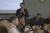 wojt gminy przemawia podczas sesji