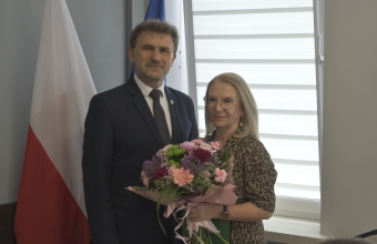 wojt i skarbnik gminy malanow z kwiatami