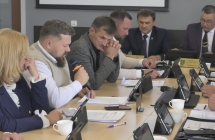 radni gminy malanow przy stole 