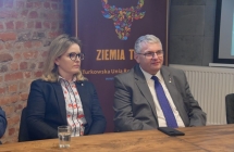 Dwie osoby siedzace przy stole