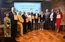 grupa stojacych ludzi