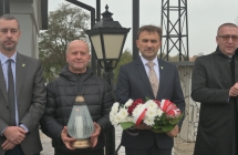 z kwiatami pod pomnikiem Antoniny Krzyżanowskiej