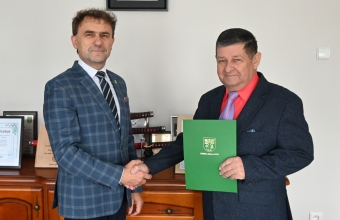 Dwóch mężczyzn z uściskiem dłoni i dokumentem