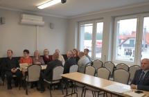 grupa siedzacych osob przy stolach