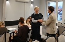 Mezczyzna i kobieta usciskuja sobie dlonie