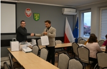 dwoch mezczyzn podaje sobie dlonie