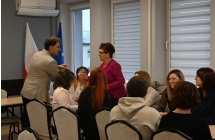 Mezczyzna podaje reke w czerwonej bluzce