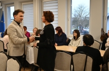 Kobieta i mezczyzna zwroceni twarzami,podaja sobie dlonie