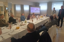 Ludzie siedzacy przy stole