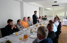 grupa osob przy stole