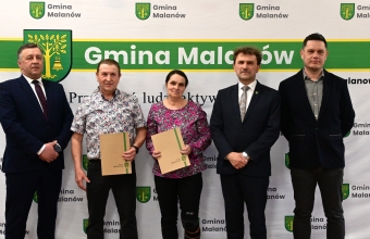 pięć osób pozuje do zfjęcia na tle ścianki