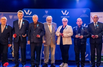 grupa osob z odznakami za zaslugi dla wojewodztwa wielkopolskiego